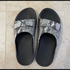 Oofos Recovery Sandal